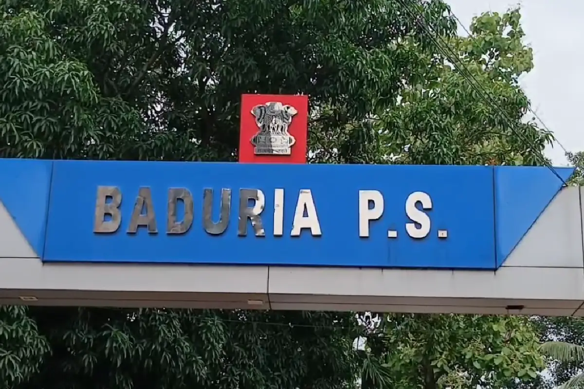 North 24 Parganas News: घर में रास्ता बनाने के विवाद में चाचा ने भतीजे को चाकू मारा, मौत - बशीरहाट के रायपुर गांव की घटना 12 uncle kills nephew in land dispute Basirhat West Bengal: बशीरहाट के रायपुर गांव में जमीन विवाद में चाचा ने भतीजे शमीम मंडल (42) को चाकू घोंपा, अस्पताल में मौत। इलाके में शोक की लहर।