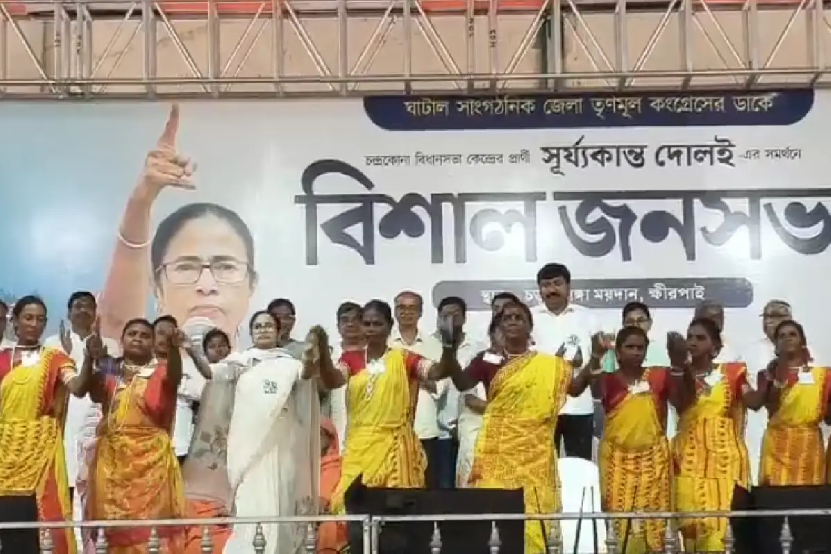 West Bengal News: तृणमूल अब महासागर है - एक लहर आई तो BJP साफ हो जाएगी, चंद्रकोना में ममता का हुंकार 13 Mamata Banerjee Chandrakona rally BJP Trinamool: चंद्रकोना रैली में ममता बनर्जी की BJP को चेतावनी - "तृणमूल अब महासागर है, एक लहर में BJP बह जाएगी।" पश्चिम मेदिनीपुर से पूरी रिपोर्ट।