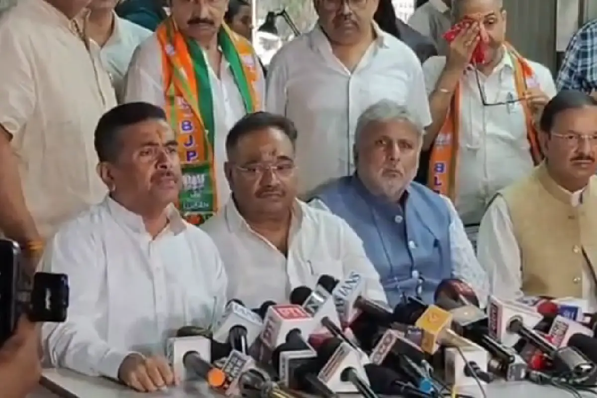 Suvendu Adhikari Election Commission visit Kolkata: भाजपा नेता शुभेंदु अधिकारी कोलकाता में चुनाव आयोग पहुंचे और प्रेस कॉन्फ्रेंस को संबोधित किया। जानिए उन्होंने क्या कहा।