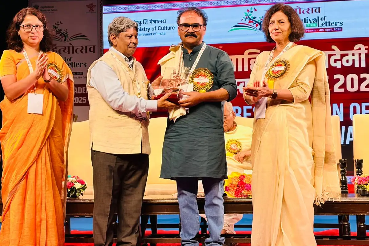 Raju Baviskar Sahitya Akademi Award Marathi: जळगांव के चित्रकार-लेखक राजू बाविस्कर को आत्मकथा 'काळ्यानिळ्या रेषा' के लिए मराठी का साहित्य अकादमी पुरस्कार 2025 मिला।
