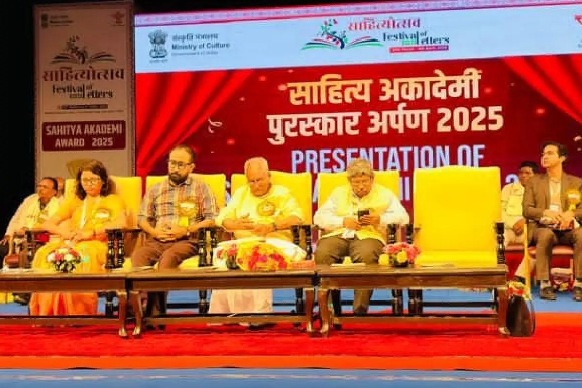 जळगांव के चित्रकार-लेखक राजू बाविस्कर को मराठी भाषा के लिए साहित्य अकादमी पुरस्कार 13 Raju Baviskar Sahitya Akademi Award Marathi: जळगांव के चित्रकार-लेखक राजू बाविस्कर को आत्मकथा 'काळ्यानिळ्या रेषा' के लिए मराठी का साहित्य अकादमी पुरस्कार 2025 मिला।