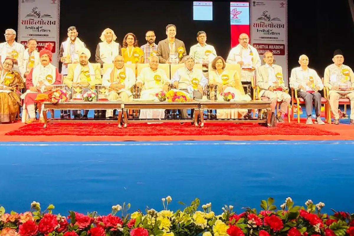 जळगांव के चित्रकार-लेखक राजू बाविस्कर को मराठी भाषा के लिए साहित्य अकादमी पुरस्कार 12 Raju Baviskar Sahitya Akademi Award Marathi: जळगांव के चित्रकार-लेखक राजू बाविस्कर को आत्मकथा 'काळ्यानिळ्या रेषा' के लिए मराठी का साहित्य अकादमी पुरस्कार 2025 मिला।