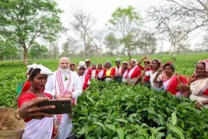 पीएम मोदी संग सेल्फी लेती महिलाएं 