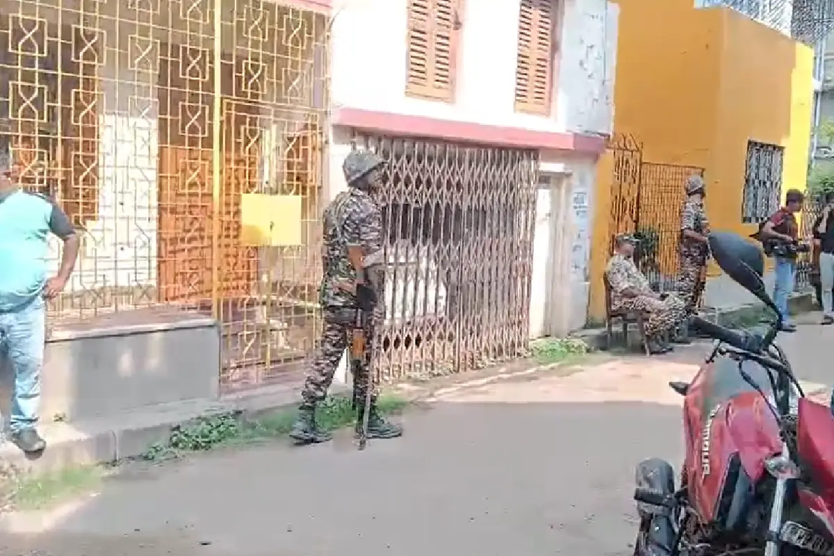 ED raid Kolkata Sona Pappu Biswajit Podder: विधानसभा चुनाव से पहले ईडी ने कोलकाता के 6 ठिकानों पर एकसाथ छापा मारा, कसबा के कारोबारी सोना पप्पू के घर पर भी कार्रवाई।