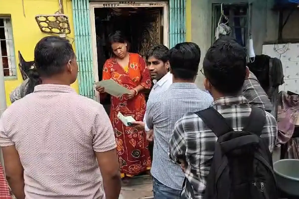 ED raid Kolkata Sona Pappu Biswajit Podder: विधानसभा चुनाव से पहले ईडी ने कोलकाता के 6 ठिकानों पर एकसाथ छापा मारा, कसबा के कारोबारी सोना पप्पू के घर पर भी कार्रवाई।