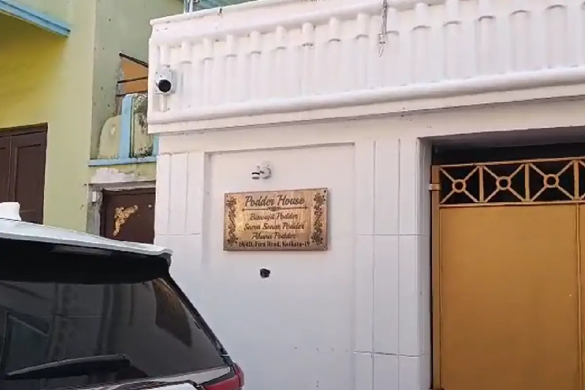 ED raid Kolkata Sona Pappu Biswajit Podder: विधानसभा चुनाव से पहले ईडी ने कोलकाता के 6 ठिकानों पर एकसाथ छापा मारा, कसबा के कारोबारी सोना पप्पू के घर पर भी कार्रवाई।