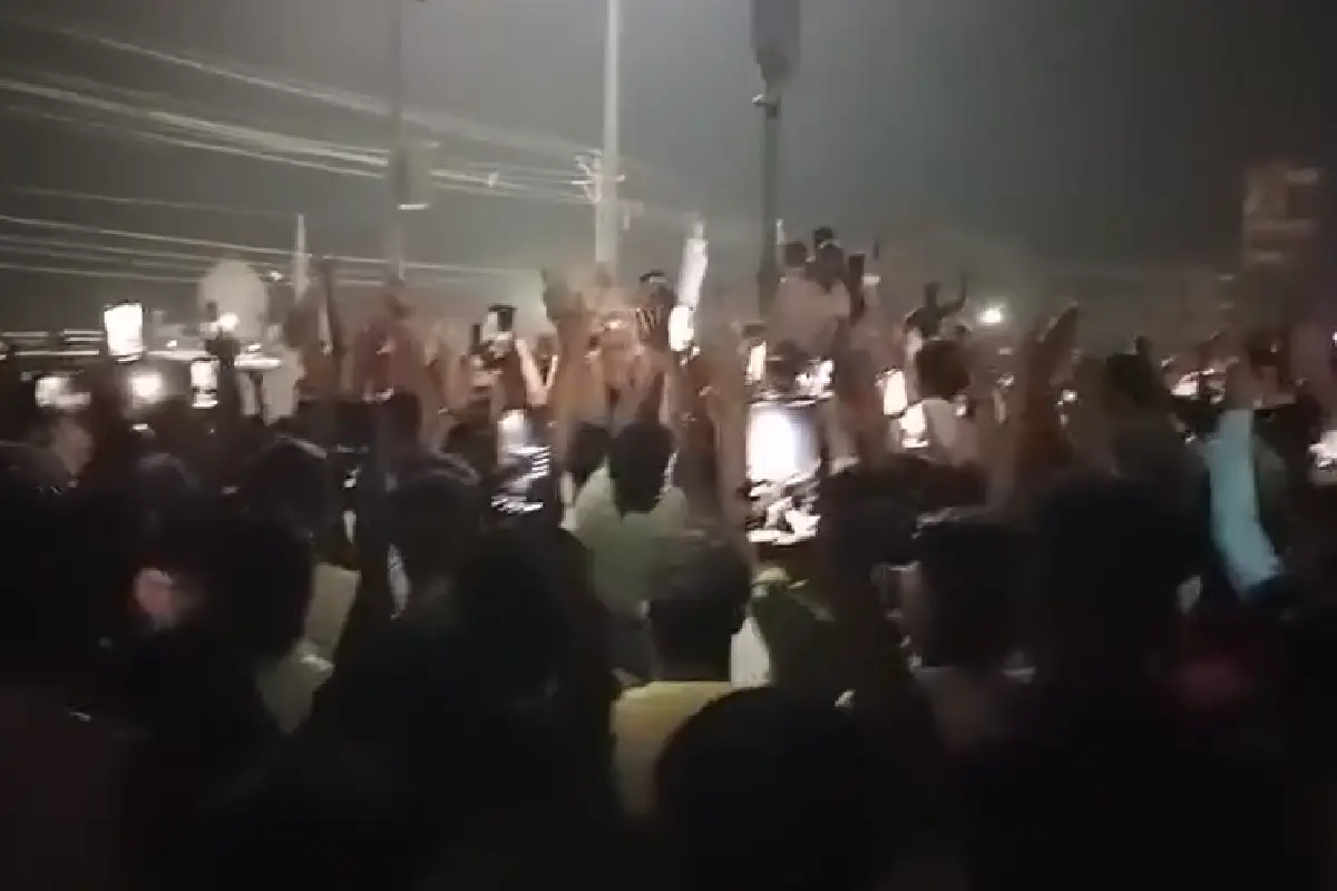 Malda Kaliachak SIR protest judicial officers blocked BDO office: मालदा के कालियाचक में मतदाता सूची से नाम गायब होने पर भड़के लोगों ने 7 न्यायिक अफसरों को खंड विकास अधिकारी दफ्तर में घेरा, राष्ट्रीय राजमार्ग-12 आधी रात तक बंद।