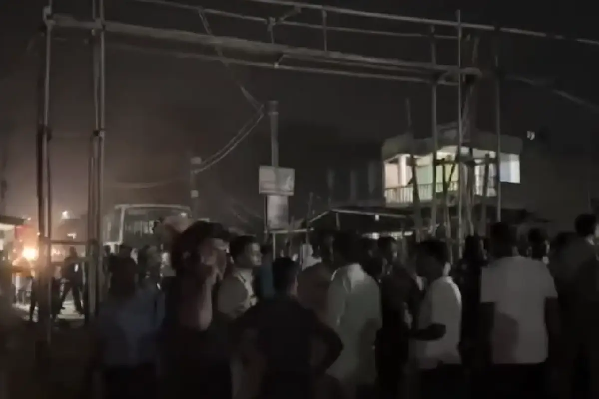 Malda Kaliachak SIR protest judicial officers blocked BDO office: मालदा के कालियाचक में मतदाता सूची से नाम गायब होने पर भड़के लोगों ने 7 न्यायिक अफसरों को खंड विकास अधिकारी दफ्तर में घेरा, राष्ट्रीय राजमार्ग-12 आधी रात तक बंद।