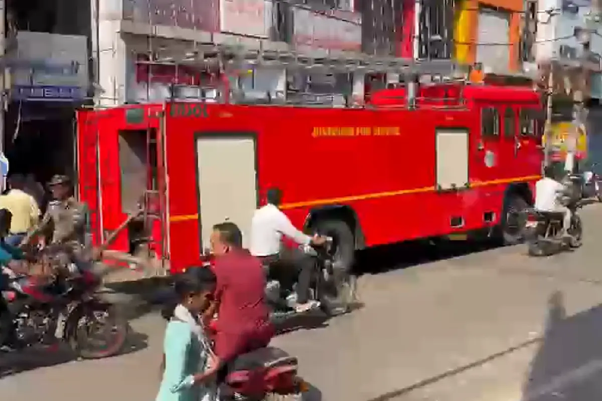 Giridih warehouse fire Kalibari Chowk: गिरिडीह के कालीबाड़ी चौक स्थित चारमंजिला मकान के छत के गोदाम में आग, दमकल ने एक घंटे में काबू पाया। शॉर्ट सर्किट की आशंका, कोई हताहत नहीं।