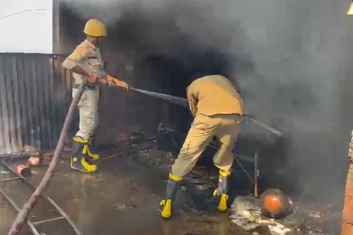 Giridih warehouse fire Kalibari Chowk: गिरिडीह के कालीबाड़ी चौक स्थित चारमंजिला मकान के छत के गोदाम में आग, दमकल ने एक घंटे में काबू पाया। शॉर्ट सर्किट की आशंका, कोई हताहत नहीं।