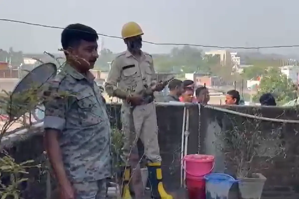 Giridih warehouse fire Kalibari Chowk: गिरिडीह के कालीबाड़ी चौक स्थित चारमंजिला मकान के छत के गोदाम में आग, दमकल ने एक घंटे में काबू पाया। शॉर्ट सर्किट की आशंका, कोई हताहत नहीं।