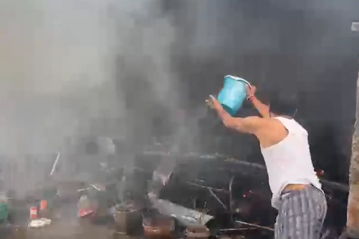 Giridih warehouse fire Kalibari Chowk: गिरिडीह के कालीबाड़ी चौक स्थित चारमंजिला मकान के छत के गोदाम में आग, दमकल ने एक घंटे में काबू पाया। शॉर्ट सर्किट की आशंका, कोई हताहत नहीं।