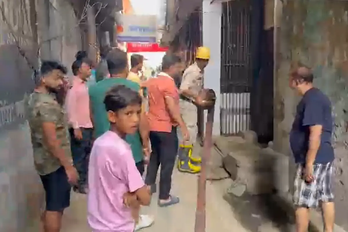 Giridih warehouse fire Kalibari Chowk: गिरिडीह के कालीबाड़ी चौक स्थित चारमंजिला मकान के छत के गोदाम में आग, दमकल ने एक घंटे में काबू पाया। शॉर्ट सर्किट की आशंका, कोई हताहत नहीं।