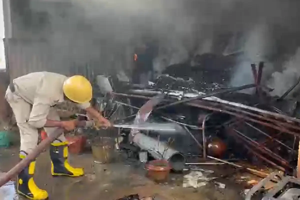 Giridih warehouse fire Kalibari Chowk: गिरिडीह के कालीबाड़ी चौक स्थित चारमंजिला मकान के छत के गोदाम में आग, दमकल ने एक घंटे में काबू पाया। शॉर्ट सर्किट की आशंका, कोई हताहत नहीं।