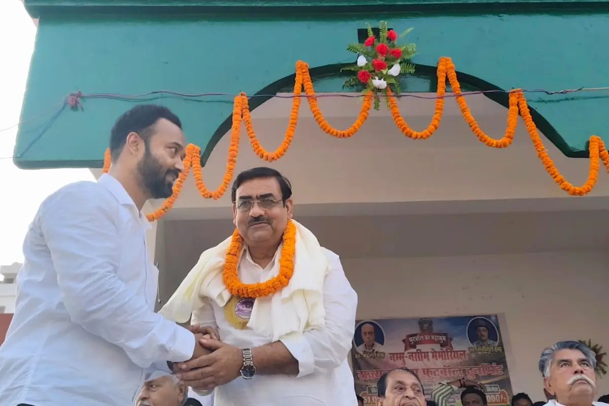 Siwan state level football tournament: सिवान में स्वर्गीय नैमूलहक व नसीम उल हक की याद में राज्य स्तरीय फुटबॉल टूर्नामेंट शुरू, 5 अप्रैल तक चलेगा रोमांचक मुकाबला।