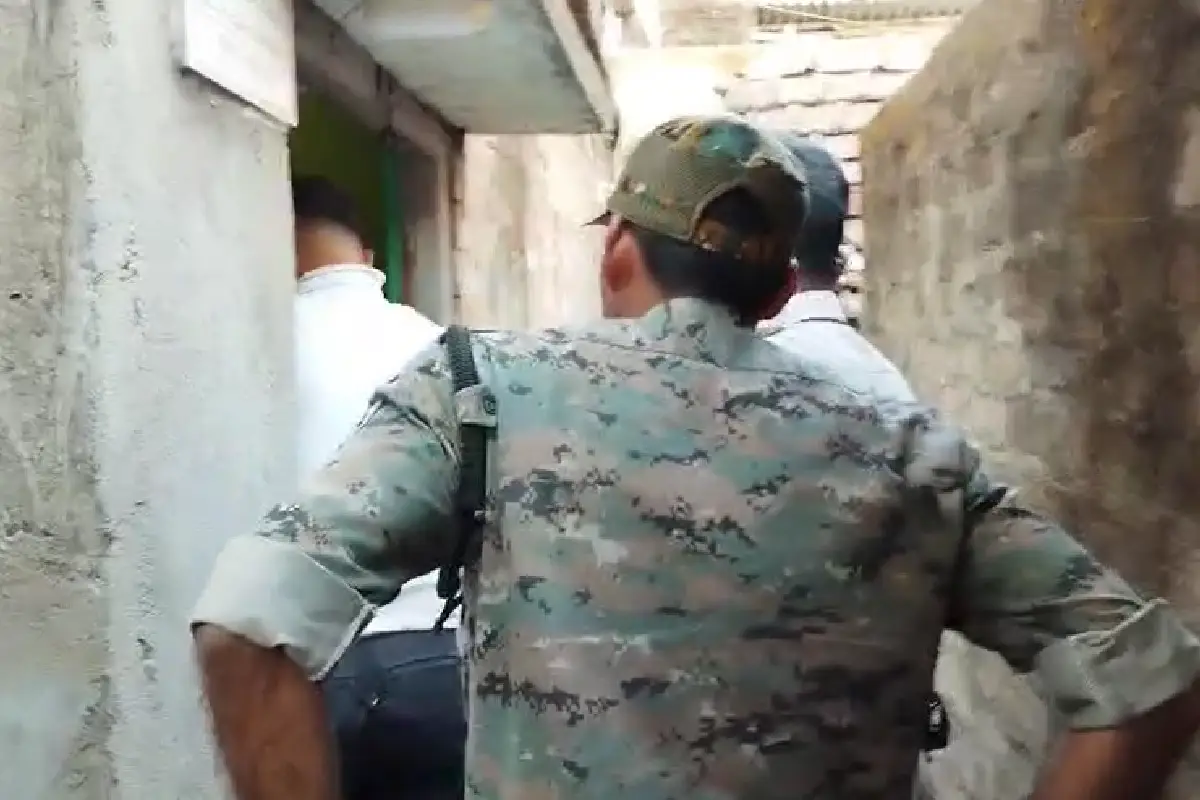 Howrah Bankra bomb recovery before election: हावड़ा के बाँकड़ा में चुनाव से पहले छत से 7 जिंदा बम बरामद, मकान मालिक मोहम्मद सेलिम हिरासत में, बम स्क्वॉड ने किया निष्क्रिय।