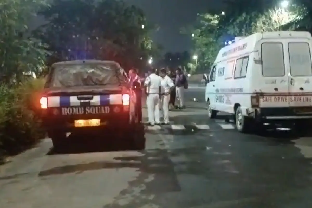 Howrah Bankra bomb recovery before election: हावड़ा के बाँकड़ा में चुनाव से पहले छत से 7 जिंदा बम बरामद, मकान मालिक मोहम्मद सेलिम हिरासत में, बम स्क्वॉड ने किया निष्क्रिय।