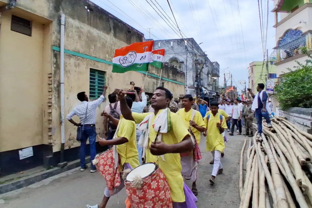Photos: बहरामपुर में अधीर चौधरी के प्रचार पर TMC समर्थकों का हमला, चुनाव आयोग ने तैनात की केंद्रीय बल और राज्य पुलिस 12 Photos: बहरामपुर में अधीर चौधरी के प्रचार पर TMC समर्थकों का हमला, चुनाव आयोग ने तैनात की केंद्रीय बल और राज्य पुलिस