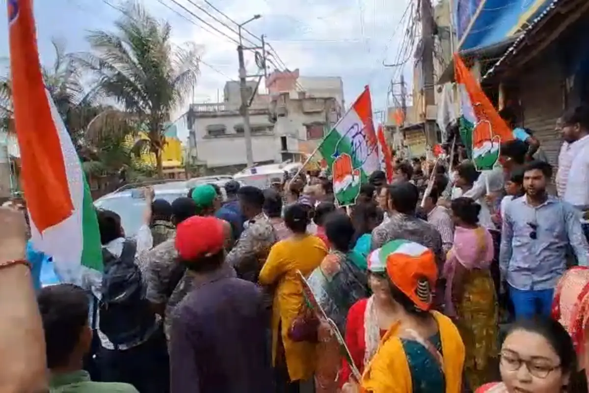 Photos: बहरामपुर में अधीर चौधरी के प्रचार पर TMC समर्थकों का हमला, चुनाव आयोग ने तैनात की केंद्रीय बल और राज्य पुलिस 13 Photos: बहरामपुर में अधीर चौधरी के प्रचार पर TMC समर्थकों का हमला, चुनाव आयोग ने तैनात की केंद्रीय बल और राज्य पुलिस