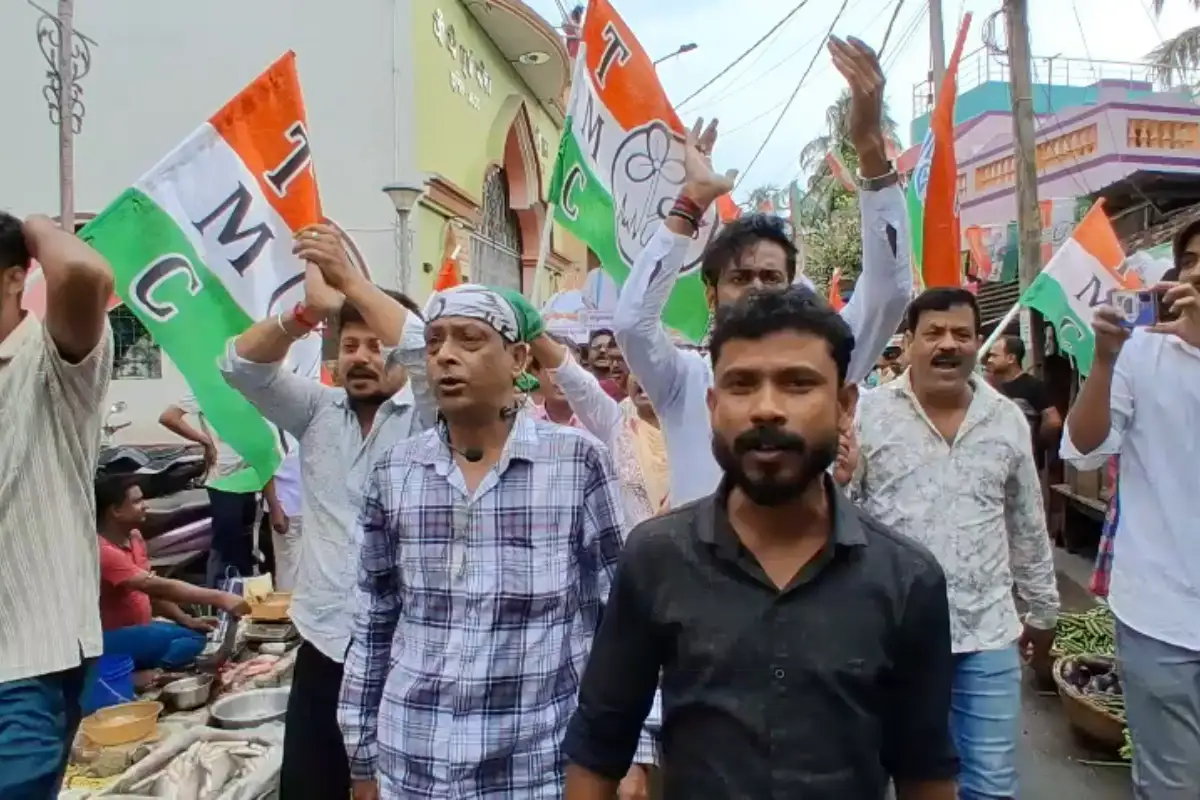 Photos: बहरामपुर में अधीर चौधरी के प्रचार पर TMC समर्थकों का हमला, चुनाव आयोग ने तैनात की केंद्रीय बल और राज्य पुलिस 14 Photos: बहरामपुर में अधीर चौधरी के प्रचार पर TMC समर्थकों का हमला, चुनाव आयोग ने तैनात की केंद्रीय बल और राज्य पुलिस