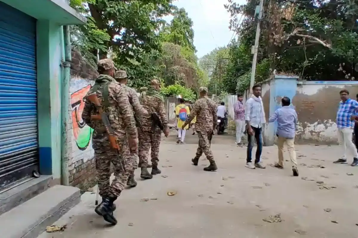 Photos: बहरामपुर में अधीर चौधरी के प्रचार पर TMC समर्थकों का हमला, चुनाव आयोग ने तैनात की केंद्रीय बल और राज्य पुलिस 15 Photos: बहरामपुर में अधीर चौधरी के प्रचार पर TMC समर्थकों का हमला, चुनाव आयोग ने तैनात की केंद्रीय बल और राज्य पुलिस
