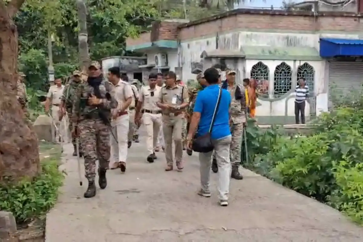 Photos: बहरामपुर में अधीर चौधरी के प्रचार पर TMC समर्थकों का हमला, चुनाव आयोग ने तैनात की केंद्रीय बल और राज्य पुलिस 16 Photos: बहरामपुर में अधीर चौधरी के प्रचार पर TMC समर्थकों का हमला, चुनाव आयोग ने तैनात की केंद्रीय बल और राज्य पुलिस
