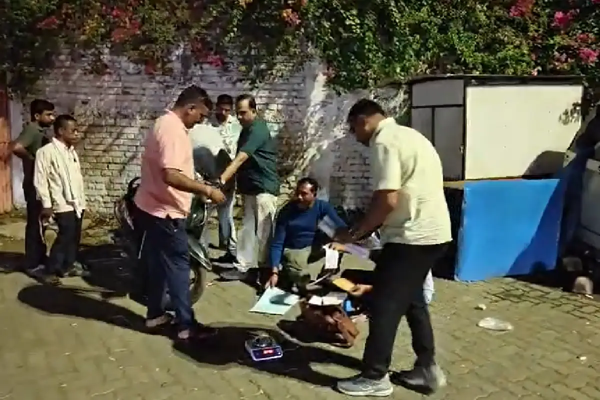 नागपुर, लकड़गंज में एनडीपीएस पथक की कार्रवाई, 53 ग्राम मेफेड्रोन सहित आरोपी गिरफ्तार - दो फरार 15 Nagpur NDPS squad drug arrest Lakadganj: नागपुर के लकड़गंज में एनडीपीएस पथक ने 53 ग्राम मेफेड्रोन सहित आरोपी को दबोचा, ₹3.60 लाख का माल जब्त, दो आरोपी फरार।