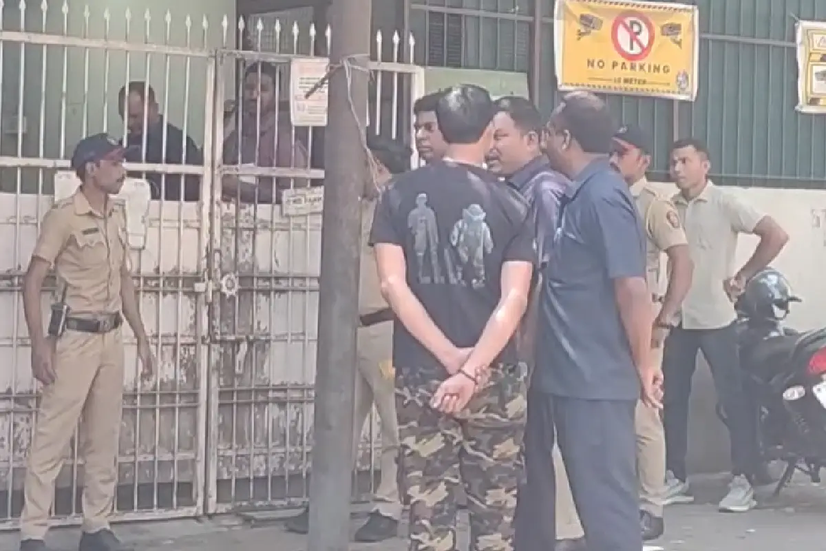 Live bombs found Nagpur Dosar Bhavan Chowk: नागपुर के दोसर भवन चौक पर दो जिंदा बम मिले। पुलिस डॉग स्क्वॉड व वरिष्ठ अधिकारी तुरंत मौके पर पहुंचे। पढ़ें पूरी खबर।