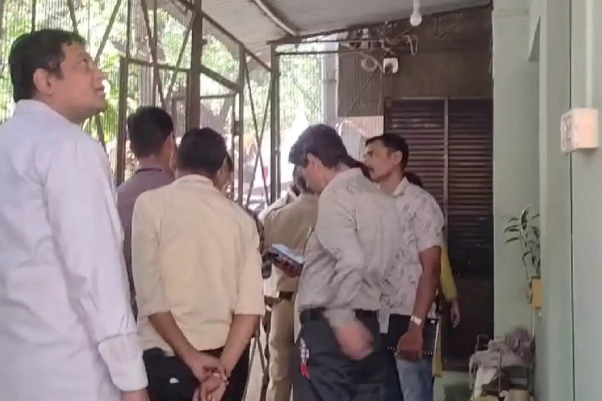 Live bombs found Nagpur Dosar Bhavan Chowk: नागपुर के दोसर भवन चौक पर दो जिंदा बम मिले। पुलिस डॉग स्क्वॉड व वरिष्ठ अधिकारी तुरंत मौके पर पहुंचे। पढ़ें पूरी खबर।