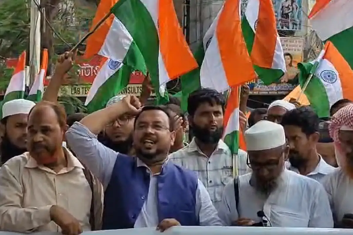 Santragachhi lake residents vote boycott bad roads Howrah: हावड़ा के संतरागाछी पक्षी विहार झील किनारे के निवासियों ने टूटी सड़कों के विरोध में चुनाव बहिष्कार का ऐलान किया। "सड़क नहीं तो वोट नहीं" की माँग।