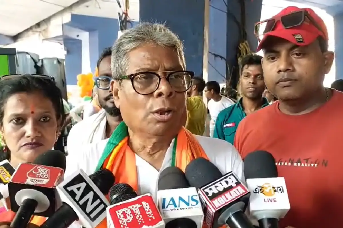 Santragachhi lake residents vote boycott bad roads Howrah: हावड़ा के संतरागाछी पक्षी विहार झील किनारे के निवासियों ने टूटी सड़कों के विरोध में चुनाव बहिष्कार का ऐलान किया। "सड़क नहीं तो वोट नहीं" की माँग।