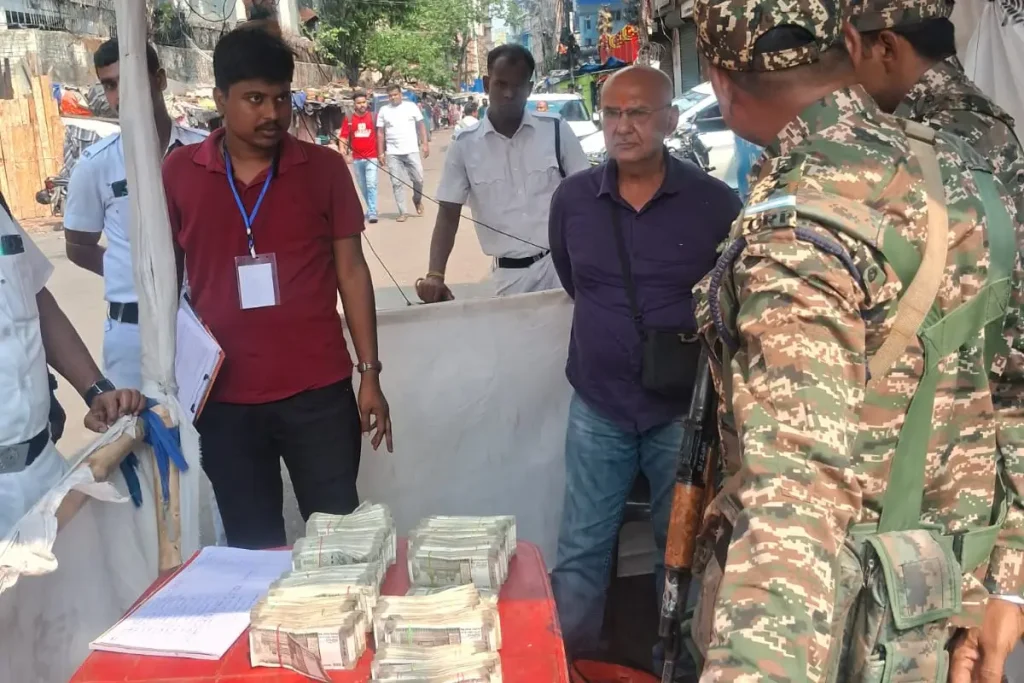 कोलकाता, चुनाव से पहले बड़ी कार्रवाई – वाहन जांच में 16 लाख 94 हजार 500 रुपये नकद बरामद, दो गिरफ्तार