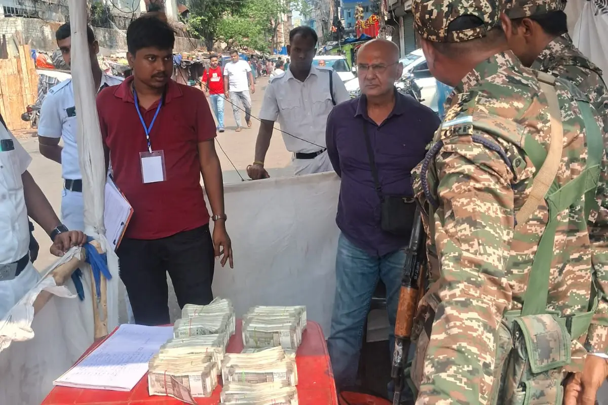 Kolkata election cash seizure Burtolla police: कोलकाता में चुनाव पूर्व वाहन जांच अभियान में स्पेशल सर्विलांस टीम और बर्तल्ला पुलिस ने ₹16,94,500 नकद बरामद किए, दो यात्री हिरासत में।