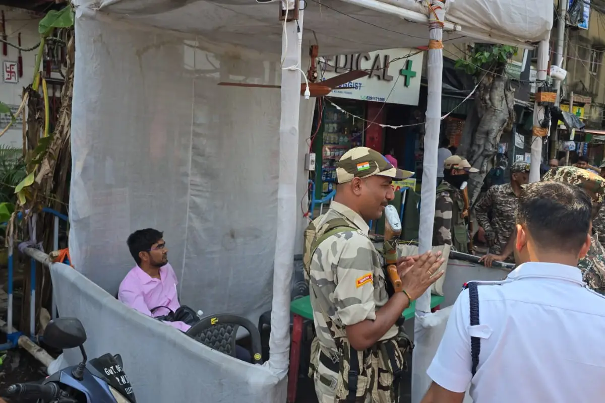 Kolkata election cash seizure Burtolla police: कोलकाता में चुनाव पूर्व वाहन जांच अभियान में स्पेशल सर्विलांस टीम और बर्तल्ला पुलिस ने ₹16,94,500 नकद बरामद किए, दो यात्री हिरासत में।