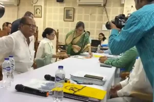 कोलकाता, भवानीपुर से तृणमूल उम्मीदवार ममता बनर्जी ने अलीपुर सर्वे बिल्डिंग में नामांकन दाखिल किया