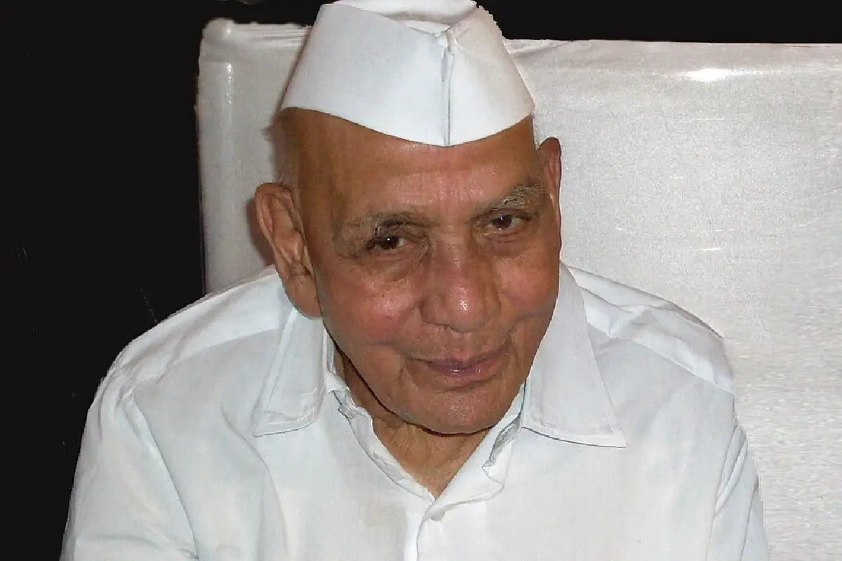 Dr. Madhav Chitale Dr. Mohan Dharia Rashtra Nirman Award Nagpur: नागपुर में जल विशेषज्ञ डॉ. माधव चितले को 'डॉ. मोहन धारिया राष्ट्र निर्माण पुरस्कार' से नवाजा गया। वरिष्ठ पत्रकार अशोक वानखेड़े ने किया सम्मान।