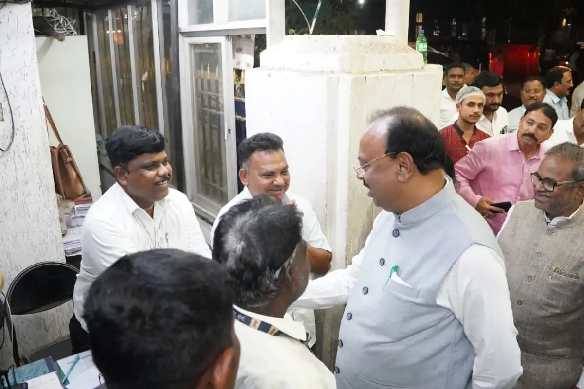 Chandrashekar Bawankule Akashwani MLA hostel Mumbai visit: राजस्व मंत्री बावनकुळे ने मुंबई के आकाशवाणी विधायक निवास का दौरा किया, 11 साल की यादें और बरामदे में सोने का संघर्ष साझा किया।
