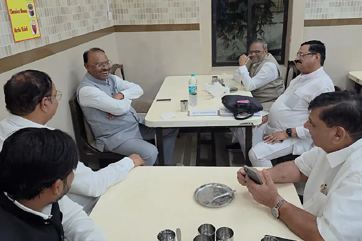 Chandrashekar Bawankule Akashwani MLA hostel Mumbai visit: राजस्व मंत्री बावनकुळे ने मुंबई के आकाशवाणी विधायक निवास का दौरा किया, 11 साल की यादें और बरामदे में सोने का संघर्ष साझा किया।