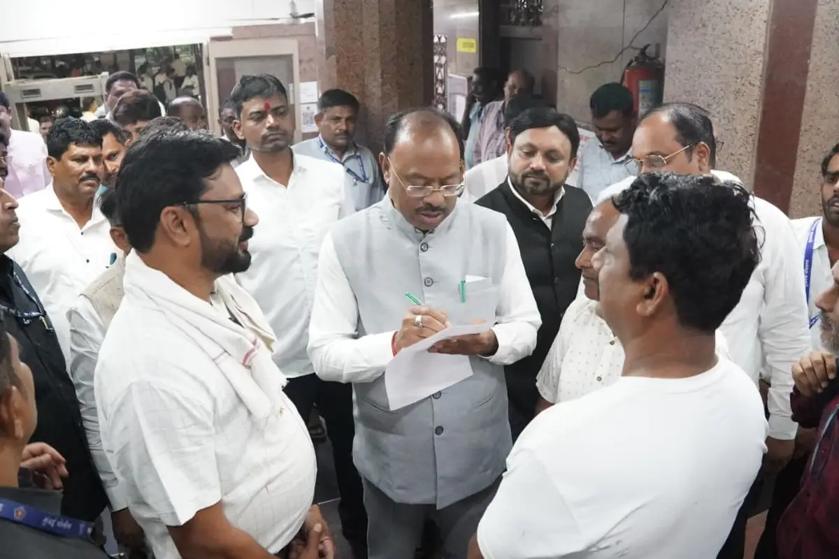 Chandrashekar Bawankule Akashwani MLA hostel Mumbai visit: राजस्व मंत्री बावनकुळे ने मुंबई के आकाशवाणी विधायक निवास का दौरा किया, 11 साल की यादें और बरामदे में सोने का संघर्ष साझा किया।