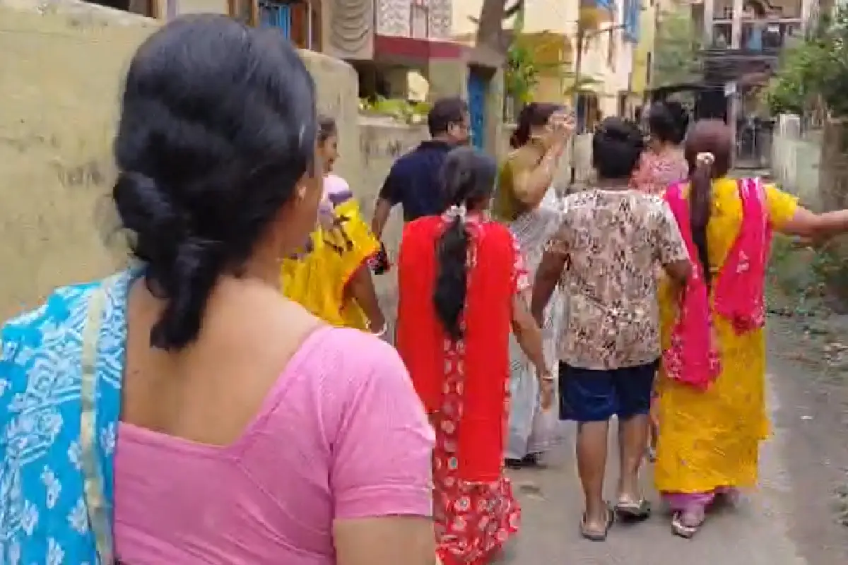 बेहाला पश्चिम की प्रत्याशी रत्ना चट्टोपाध्याय ने वार्ड 125 में किया चुनाव कार्यालय का उद्घाटन 13 Ratna Chattopadhyay Ward 125 election office Kolkata: बेहाला पश्चिम विधानसभा क्षेत्र की प्रत्याशी रत्ना चट्टोपाध्याय ने वार्ड 125 में प्रचार के दौरान चुनाव कार्यालय का उद्घाटन किया।