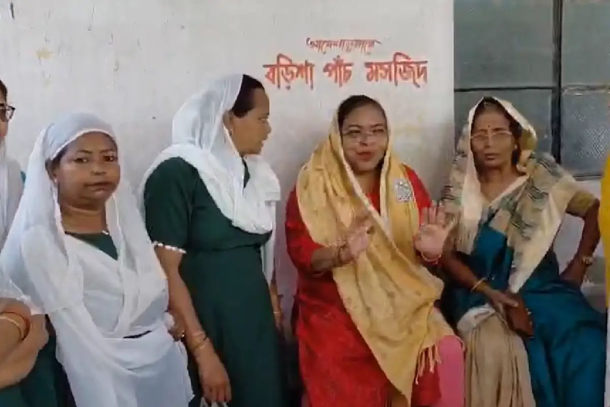 Ward 125 Kolkata road repair complaint: कोलकाता वार्ड 125 के पान पराग की महिलाओं ने खराब सड़क ठीक करने की मांग को लेकर बेहाला पश्चिम विधानसभा प्रत्याशी रत्ना चट्टोपाध्याय से शिकायत की।