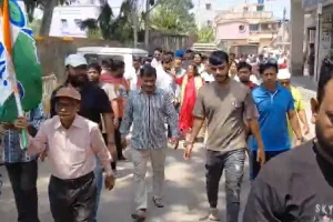 कोलकाता वार्ड 125, पान पराग की महिलाओं ने टूटी सड़क को ठीक करने की मांग को लेकर विधानसभा प्रत्याशी रत्ना चट्टोपाध्याय से की शिकायत