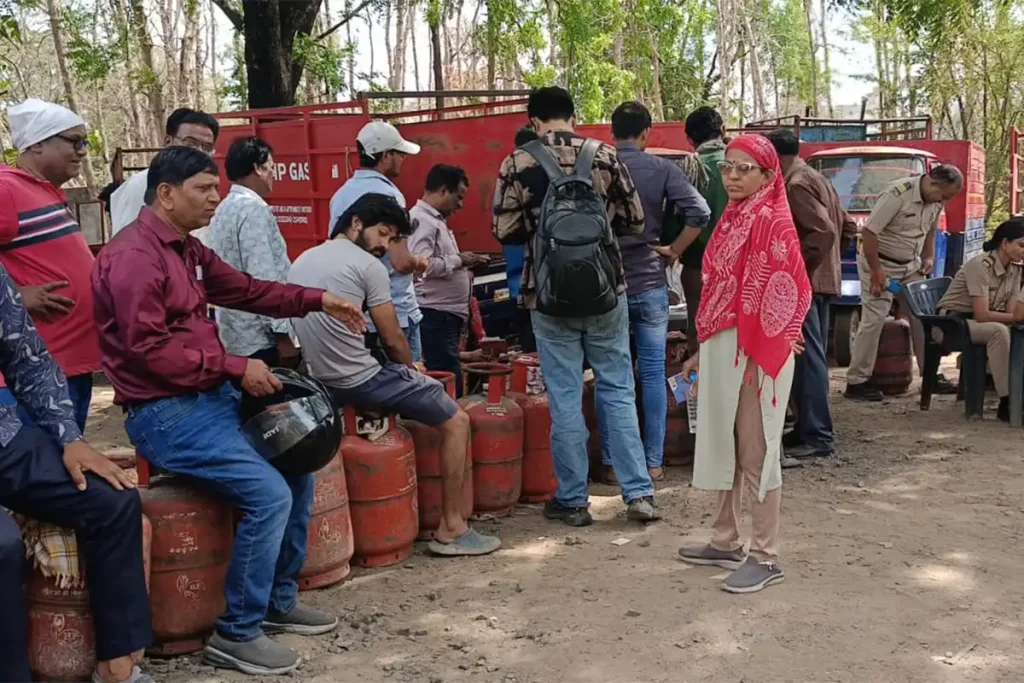 नागपुर के जरीपटका में एचपी (HP) गैस एजेंसी पर भड़की जनता – सिलेंडर उठाकर भागे लोग, पुलिस ने संभाला मोर्चा