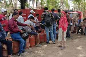 नागपुर के जरीपटका में एचपी (HP) गैस एजेंसी पर भड़की जनता – सिलेंडर उठाकर भागे लोग, पुलिस ने संभाला मोर्चा