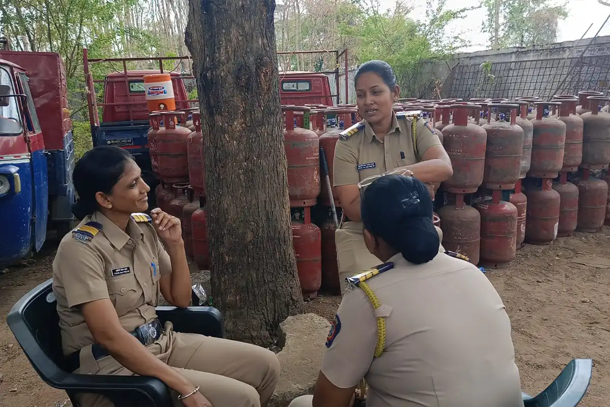 Nagpur LPG cylinder shortage: उत्तर नागपुर में गैस की कमी से हंगामा, लोग सिलेंडर लेकर भागे