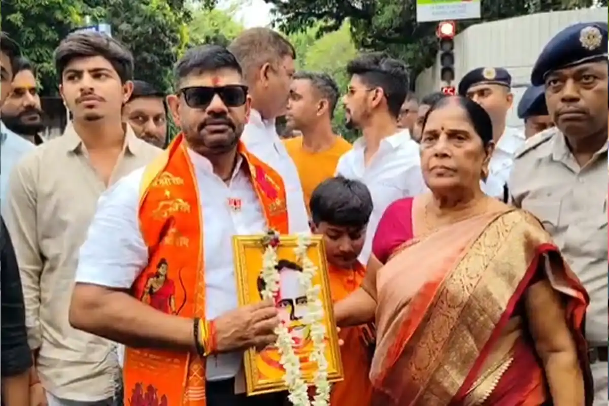 Rakesh Singh BJP candidate Bandar Assembly nomination Kolkata: राकेश सिंह ने विद्यासागर की तस्वीर के साथ भरा नामांकन
