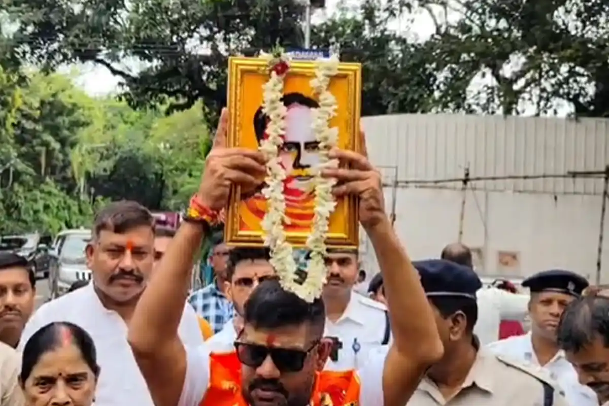 Rakesh Singh BJP candidate Bandar Assembly nomination Kolkata: राकेश सिंह ने विद्यासागर की तस्वीर के साथ भरा नामांकन