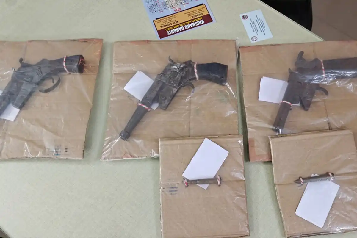 South 24 Parganas Crime: भांगड़ में देर रात पुलिस छापेमारी, अवैध हथियार तस्कर गिरफ्तार, तीन देसी कट्टे और दो जिंदा कारतूस बरामद 13 illegal arms dealer arrested Bhangar South 24 Parganas: भांगर में देर रात छापे में अवैध हथियार कारोबारी गिरफ्तार