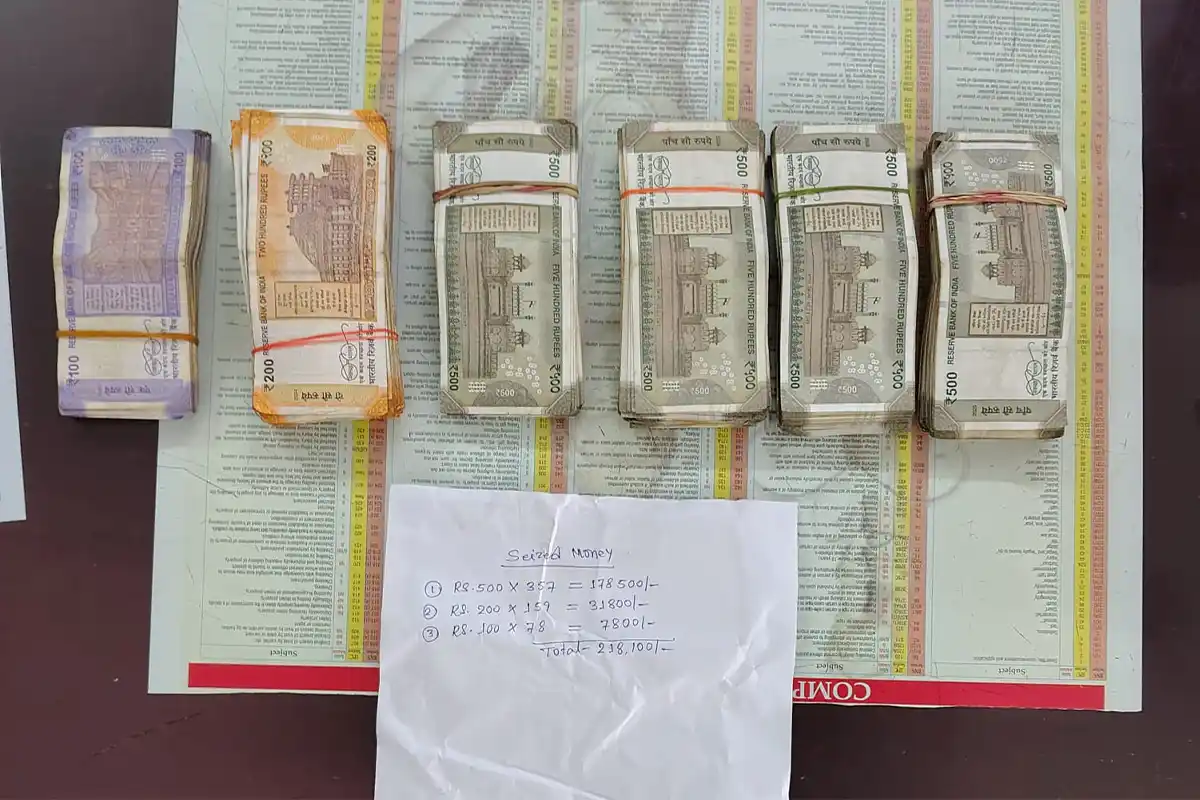 Kolkata Swing Bridge cash seizure: नाका जांच के दौरान पुलिस ने 2.18 लाख रुपये बरामद किए