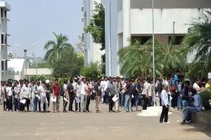 नागपुर में सीईटी परीक्षा के दौरान छात्रों को धूप में खड़ा रखने पर नाराज़गी